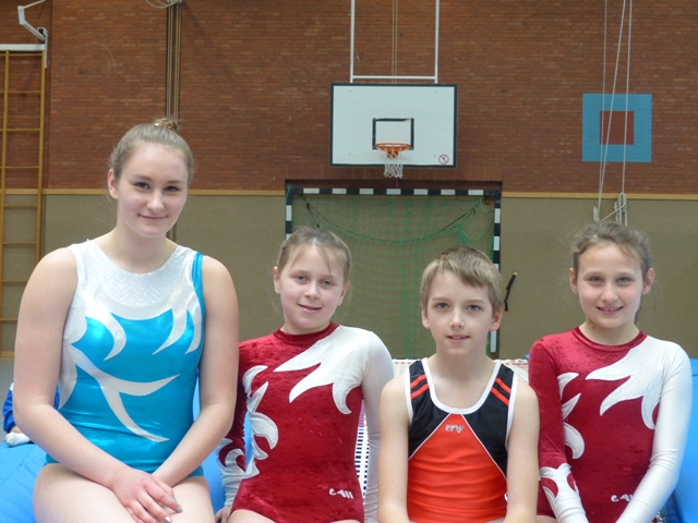 tl_files/TSV-Dielmissen/Bilder/2014/Trampolin Bezirks-DMT/Michelle, Lucia, Nele und Eduard.JPG